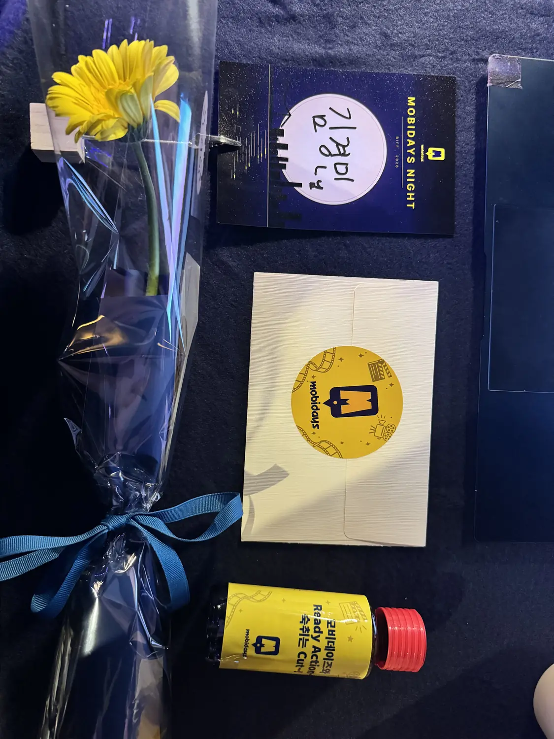 테이블마다 놓인 손글씨 엽서와 꽃.